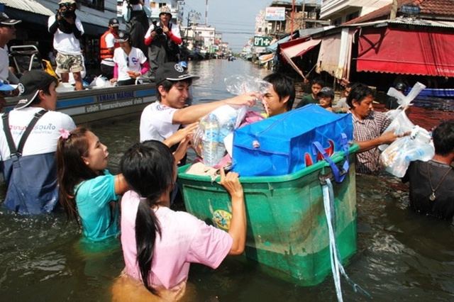 โตโน่ & ณเดชณ์ ร่วมใจช่วยเหลือผู้ประสบภัยน้ำท่วมที่หมู่บ้านรัตนโกสินทร์ ปทุมธานี