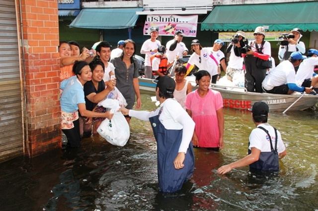 โตโน่ & ณเดชณ์ ร่วมใจช่วยเหลือผู้ประสบภัยน้ำท่วมที่หมู่บ้านรัตนโกสินทร์ ปทุมธานี