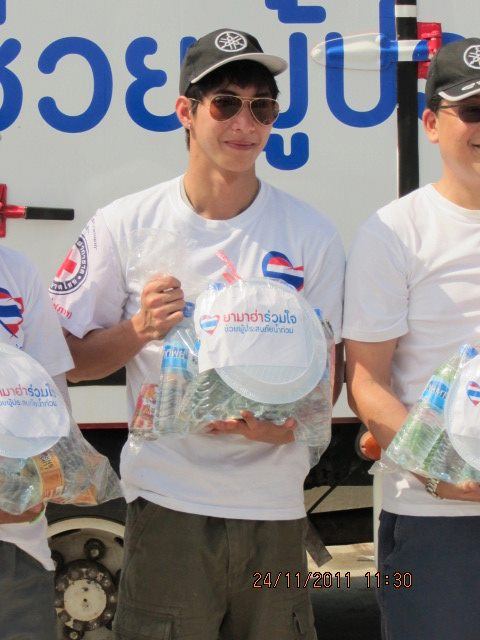 โตโน่ & ณเดชณ์ ร่วมใจช่วยเหลือผู้ประสบภัยน้ำท่วมที่หมู่บ้านรัตนโกสินทร์ ปทุมธานี