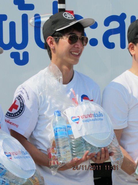 โตโน่ & ณเดชณ์ ร่วมใจช่วยเหลือผู้ประสบภัยน้ำท่วมที่หมู่บ้านรัตนโกสินทร์ ปทุมธานี