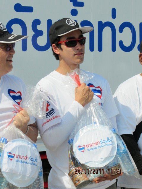 โตโน่ & ณเดชณ์ ร่วมใจช่วยเหลือผู้ประสบภัยน้ำท่วมที่หมู่บ้านรัตนโกสินทร์ ปทุมธานี