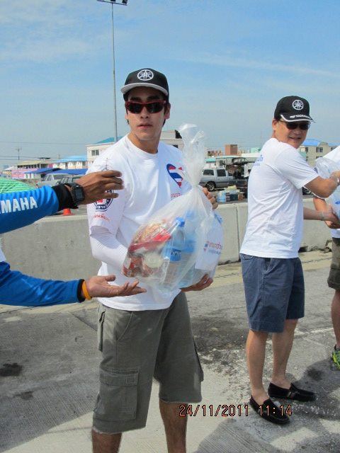 โตโน่ & ณเดชณ์ ร่วมใจช่วยเหลือผู้ประสบภัยน้ำท่วมที่หมู่บ้านรัตนโกสินทร์ ปทุมธานี