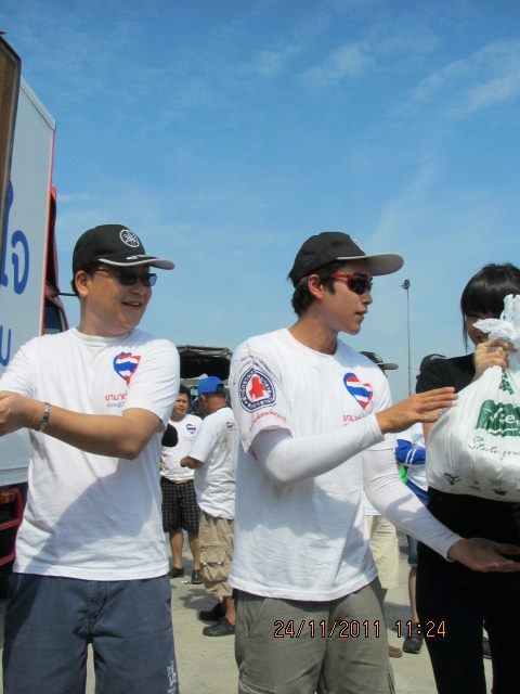 โตโน่ & ณเดชณ์ ร่วมใจช่วยเหลือผู้ประสบภัยน้ำท่วมที่หมู่บ้านรัตนโกสินทร์ ปทุมธานี