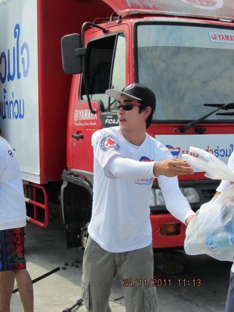 โตโน่ & ณเดชณ์ ร่วมใจช่วยเหลือผู้ประสบภัยน้ำท่วมที่หมู่บ้านรัตนโกสินทร์ ปทุมธานี