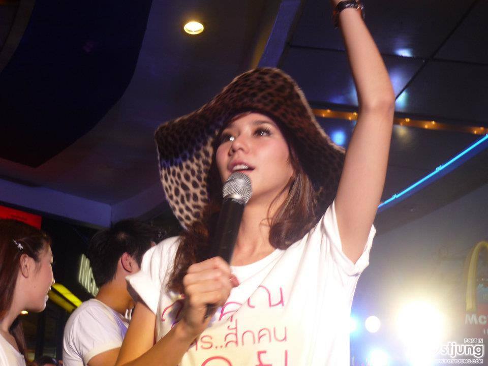 สวยเริ่ดไปกับซุปเปอร์สตาร์ตัวเเม่"อั้ม พัชราภา" @"กำลังใจกำลังเเจ๋ว" !!!!!!!