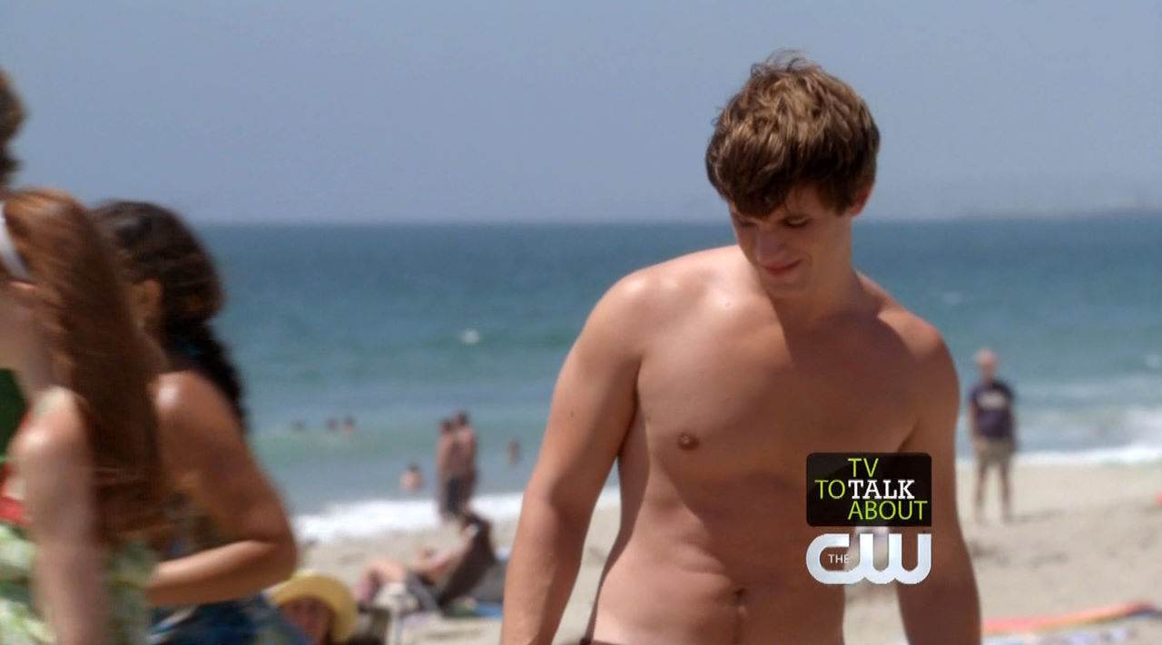 Matt Lanter Shirtless in "90210" Ep 2×02