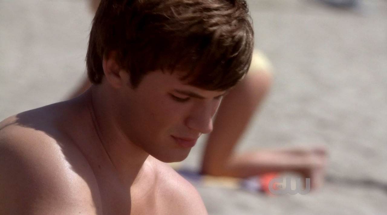 Matt Lanter Shirtless in "90210" Ep 2×02