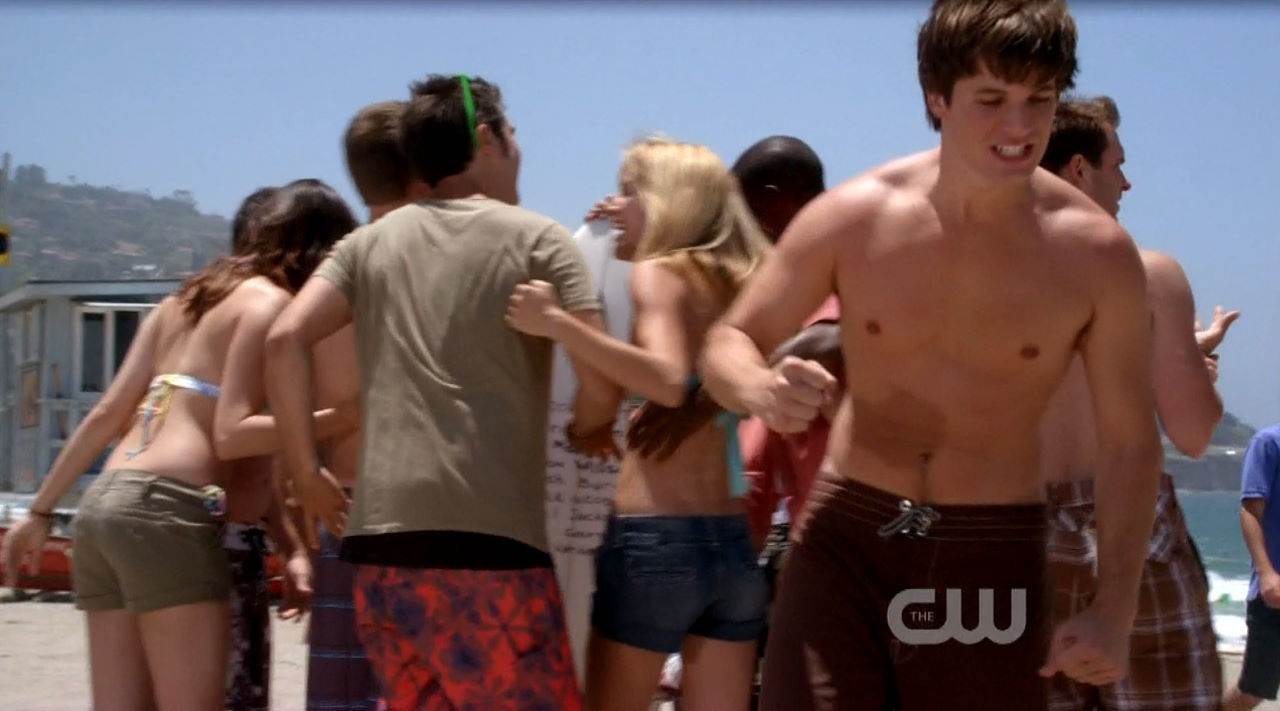 Matt Lanter Shirtless in "90210" Ep 2×02