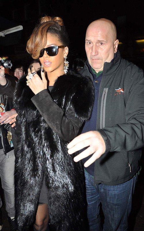 Rihanna ในชุด Fur ในวัน Thanksgiving ที่ Ireland!