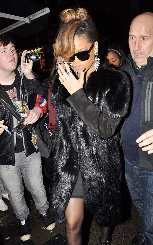 Rihanna ในชุด Fur ในวัน Thanksgiving ที่ Ireland!