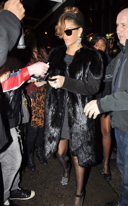 Rihanna ในชุด Fur ในวัน Thanksgiving ที่ Ireland!