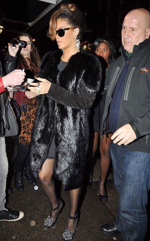 Rihanna ในชุด Fur ในวัน Thanksgiving ที่ Ireland!