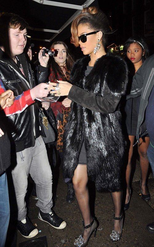 Rihanna ในชุด Fur ในวัน Thanksgiving ที่ Ireland!