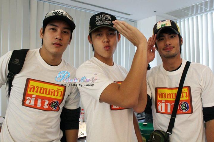 หมาก-บอย-เคน ลงพื้นที่ช่วยผู้ประสบภัยน้ำท่วมกับครอบครัวข่าว 3