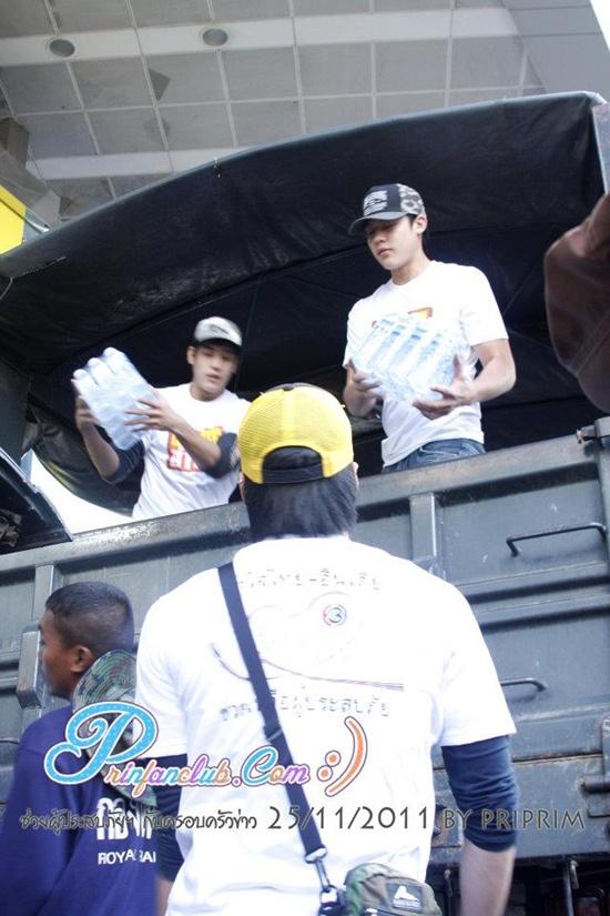 หมาก-บอย-เคน ลงพื้นที่ช่วยผู้ประสบภัยน้ำท่วมกับครอบครัวข่าว 3