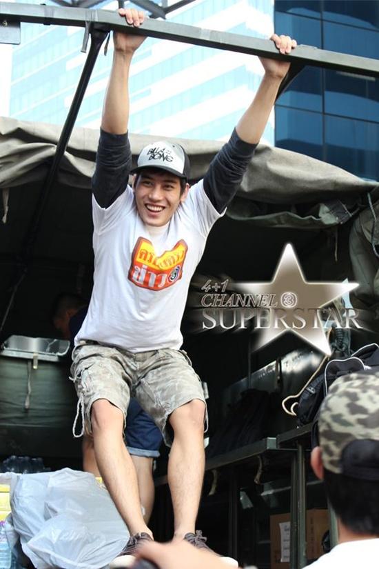 หมาก-บอย-เคน ลงพื้นที่ช่วยผู้ประสบภัยน้ำท่วมกับครอบครัวข่าว 3