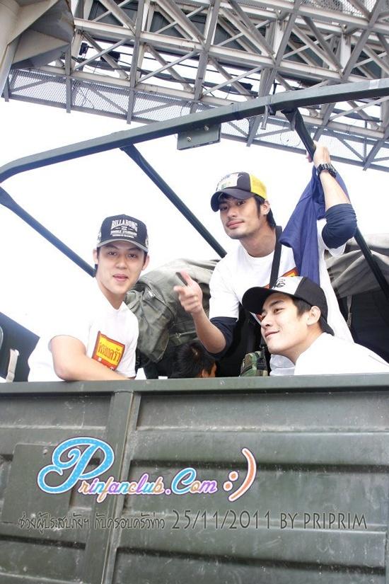 หมาก-บอย-เคน ลงพื้นที่ช่วยผู้ประสบภัยน้ำท่วมกับครอบครัวข่าว 3