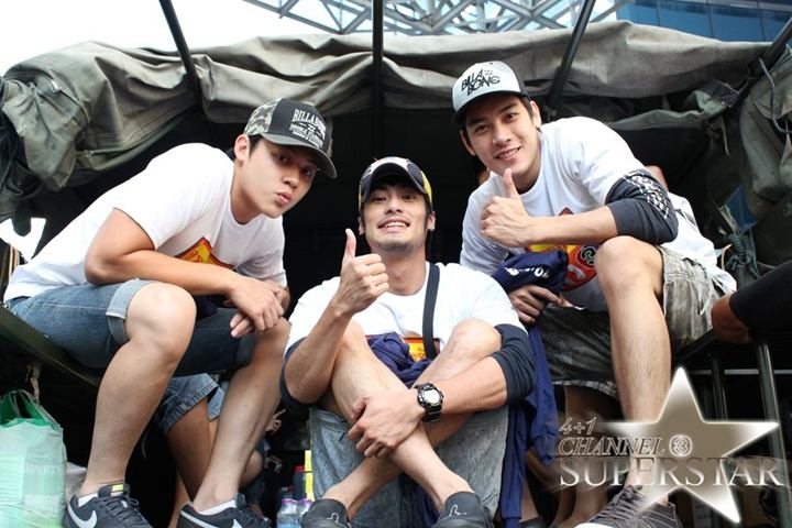 หมาก-บอย-เคน ลงพื้นที่ช่วยผู้ประสบภัยน้ำท่วมกับครอบครัวข่าว 3