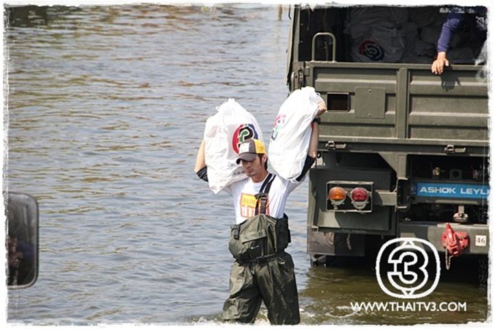 หมาก-บอย-เคน ลงพื้นที่ช่วยผู้ประสบภัยน้ำท่วมกับครอบครัวข่าว 3