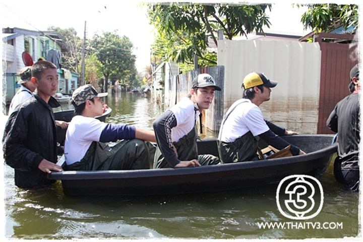 หมาก-บอย-เคน ลงพื้นที่ช่วยผู้ประสบภัยน้ำท่วมกับครอบครัวข่าว 3