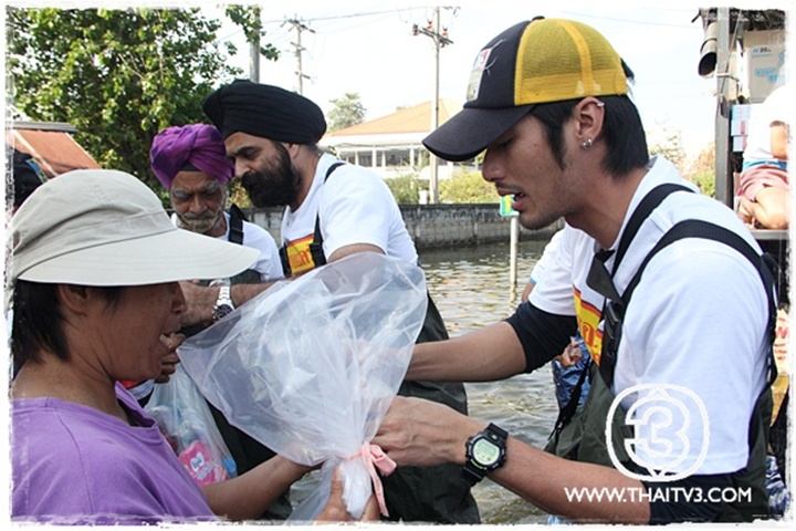 หมาก-บอย-เคน ลงพื้นที่ช่วยผู้ประสบภัยน้ำท่วมกับครอบครัวข่าว 3