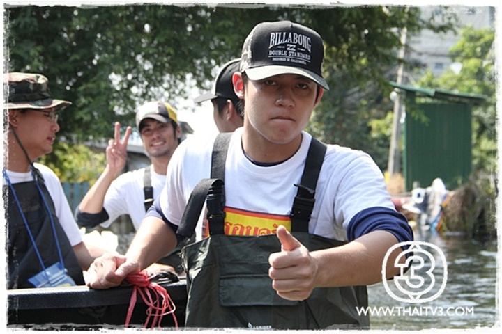 หมาก-บอย-เคน ลงพื้นที่ช่วยผู้ประสบภัยน้ำท่วมกับครอบครัวข่าว 3