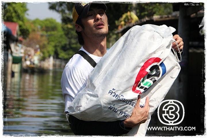 หมาก-บอย-เคน ลงพื้นที่ช่วยผู้ประสบภัยน้ำท่วมกับครอบครัวข่าว 3