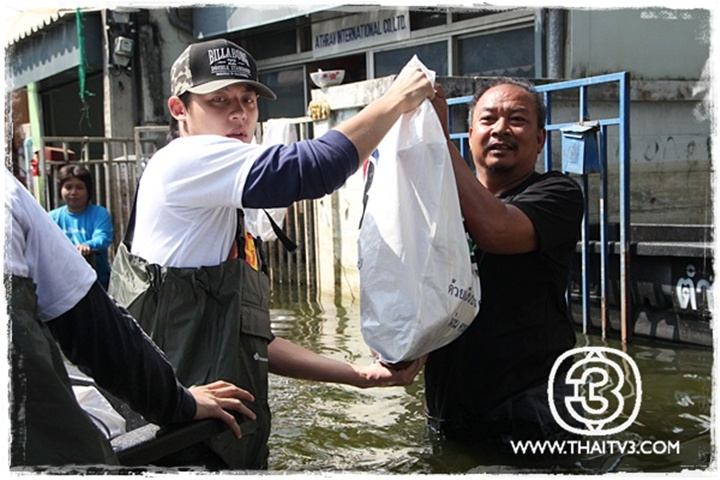 หมาก-บอย-เคน ลงพื้นที่ช่วยผู้ประสบภัยน้ำท่วมกับครอบครัวข่าว 3