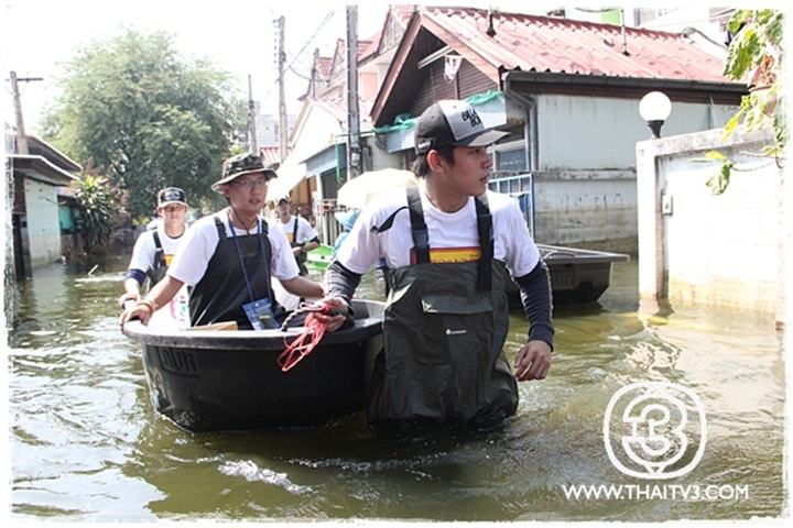 หมาก-บอย-เคน ลงพื้นที่ช่วยผู้ประสบภัยน้ำท่วมกับครอบครัวข่าว 3