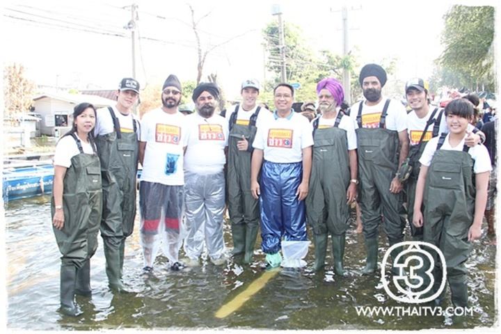 หมาก-บอย-เคน ลงพื้นที่ช่วยผู้ประสบภัยน้ำท่วมกับครอบครัวข่าว 3