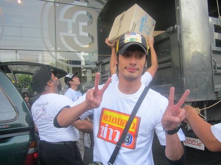 หมาก-บอย-เคน ลงพื้นที่ช่วยผู้ประสบภัยน้ำท่วมกับครอบครัวข่าว 3