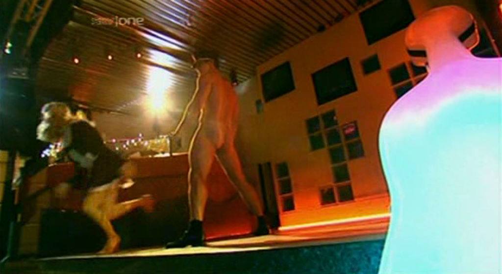 Paul Telfer Likes to Take His Clothes Off!