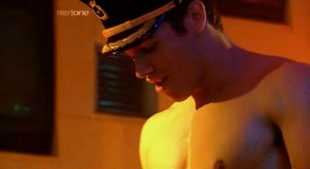 Paul Telfer Likes to Take His Clothes Off!