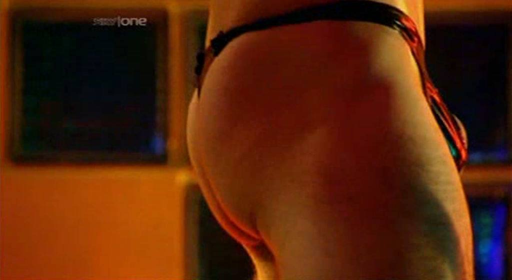 Paul Telfer Likes to Take His Clothes Off!