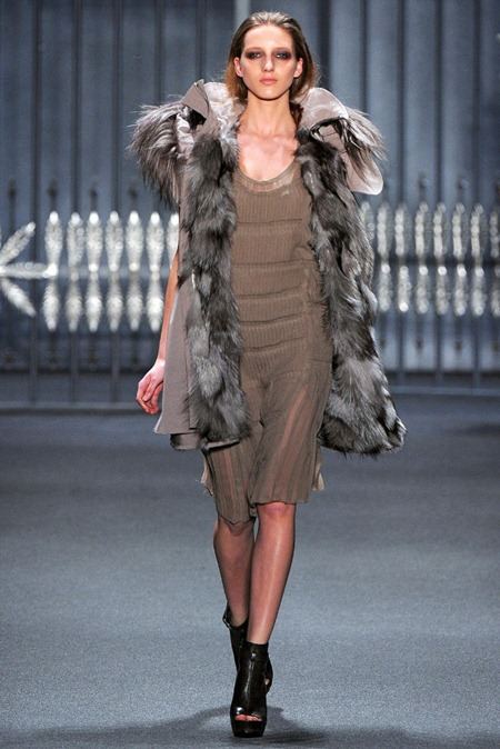 NEW YORK FASHION WEEK: VERA WANG FALL 2011