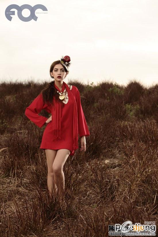 ซาร่า เล็กจ์ เซ็กซี่เบาๆ บนทุ่งหญ้าสวย ภาพแฟชั่น จาก นิตยสาร FOC