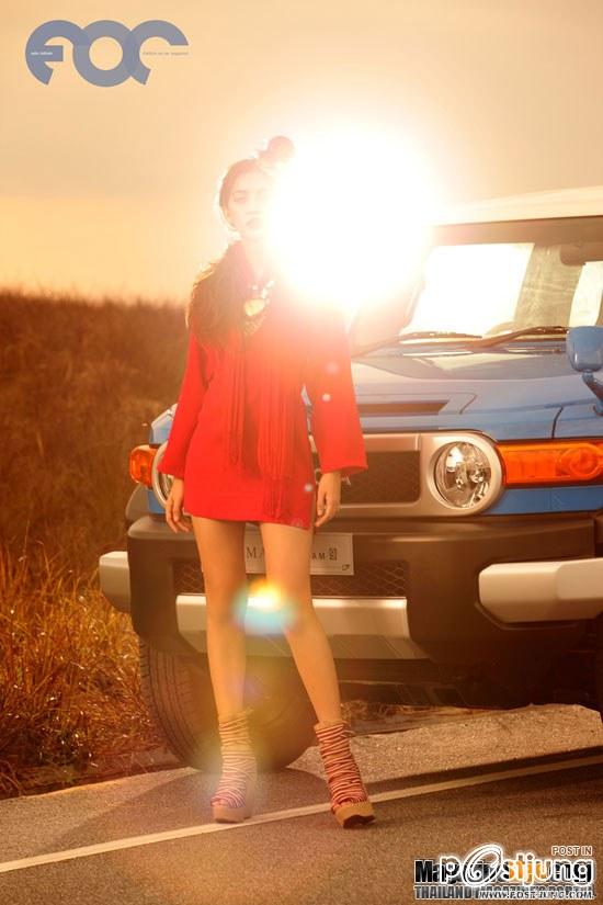 ซาร่า เล็กจ์ เซ็กซี่เบาๆ บนทุ่งหญ้าสวย ภาพแฟชั่น จาก นิตยสาร FOC