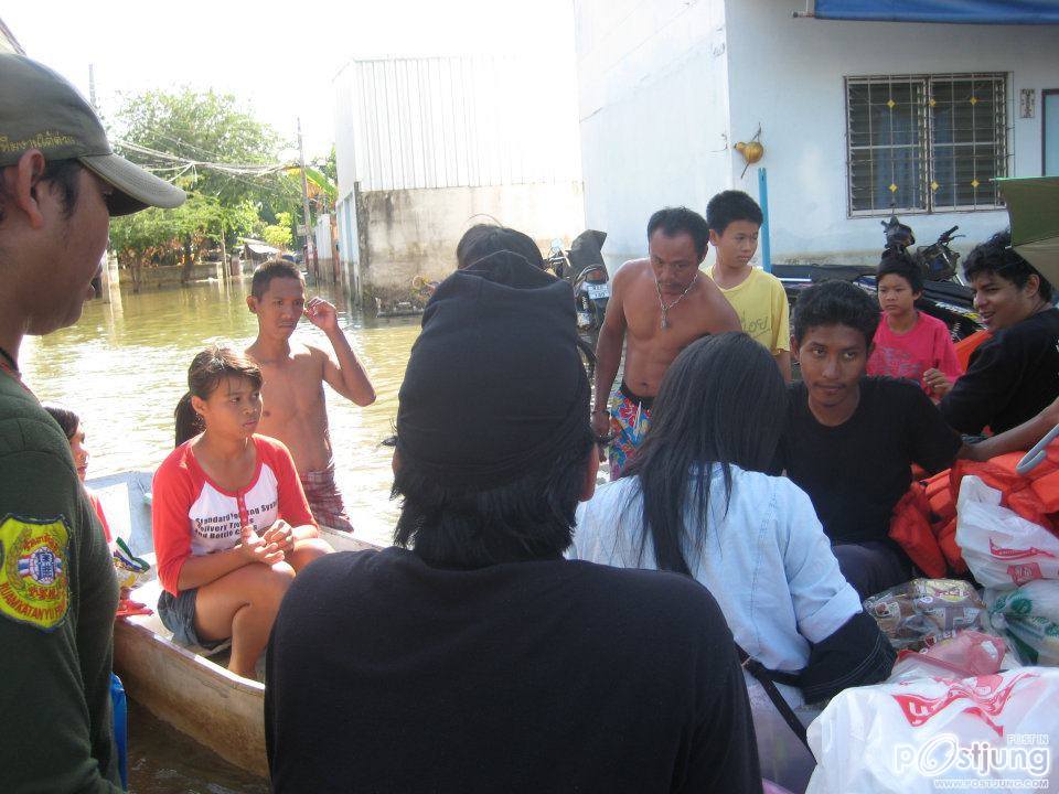 นำของบริจาคไปช่วยผู้ประสบภัยที่บางใหญ่ บางบัวทอง จ นนทบุรี ครับผม