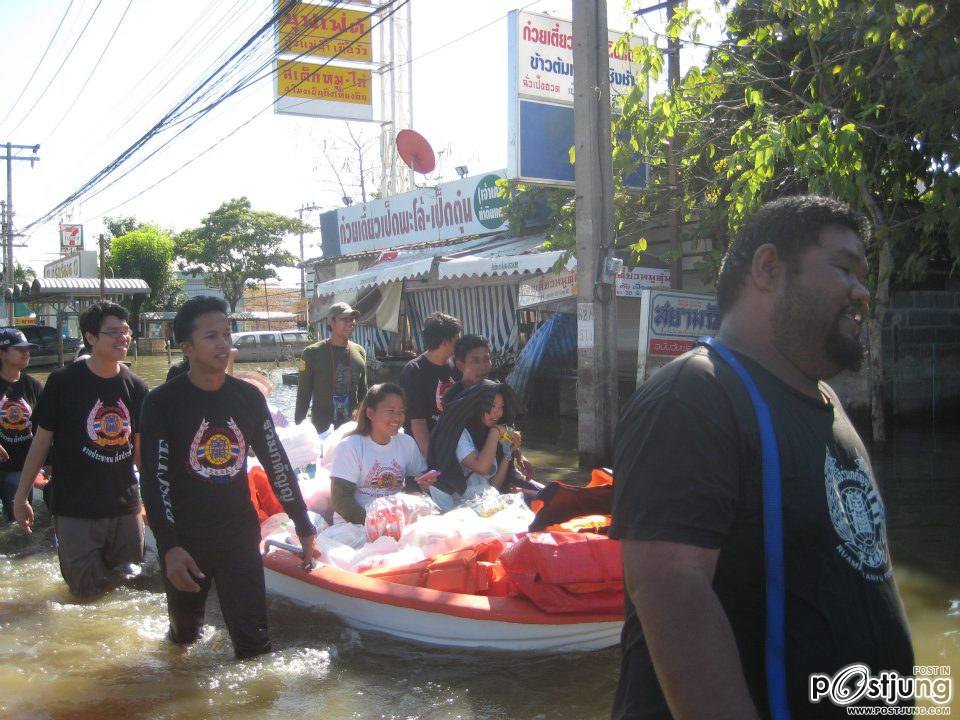 นำของบริจาคไปช่วยผู้ประสบภัยที่บางใหญ่ บางบัวทอง จ นนทบุรี ครับผม