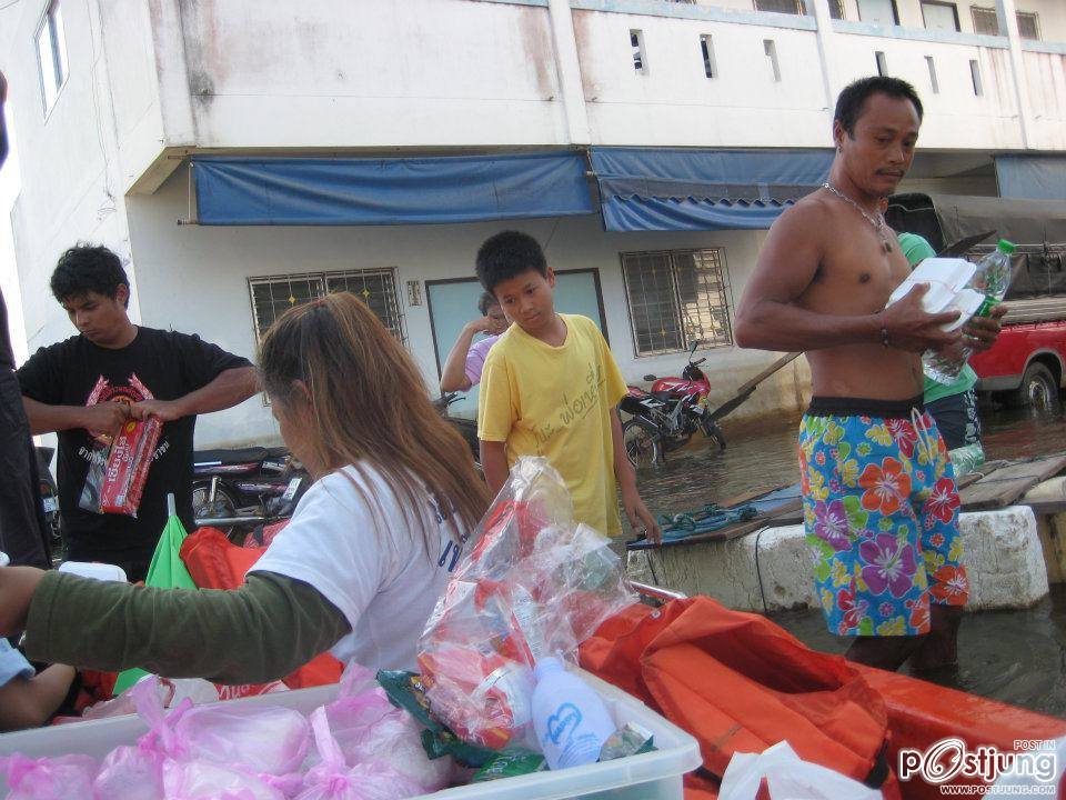 นำของบริจาคไปช่วยผู้ประสบภัยที่บางใหญ่ บางบัวทอง จ นนทบุรี ครับผม