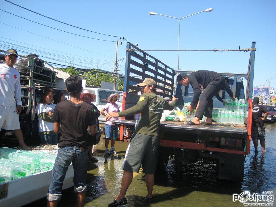 นำของบริจาคไปช่วยผู้ประสบภัยที่บางใหญ่ บางบัวทอง จ นนทบุรี ครับผม