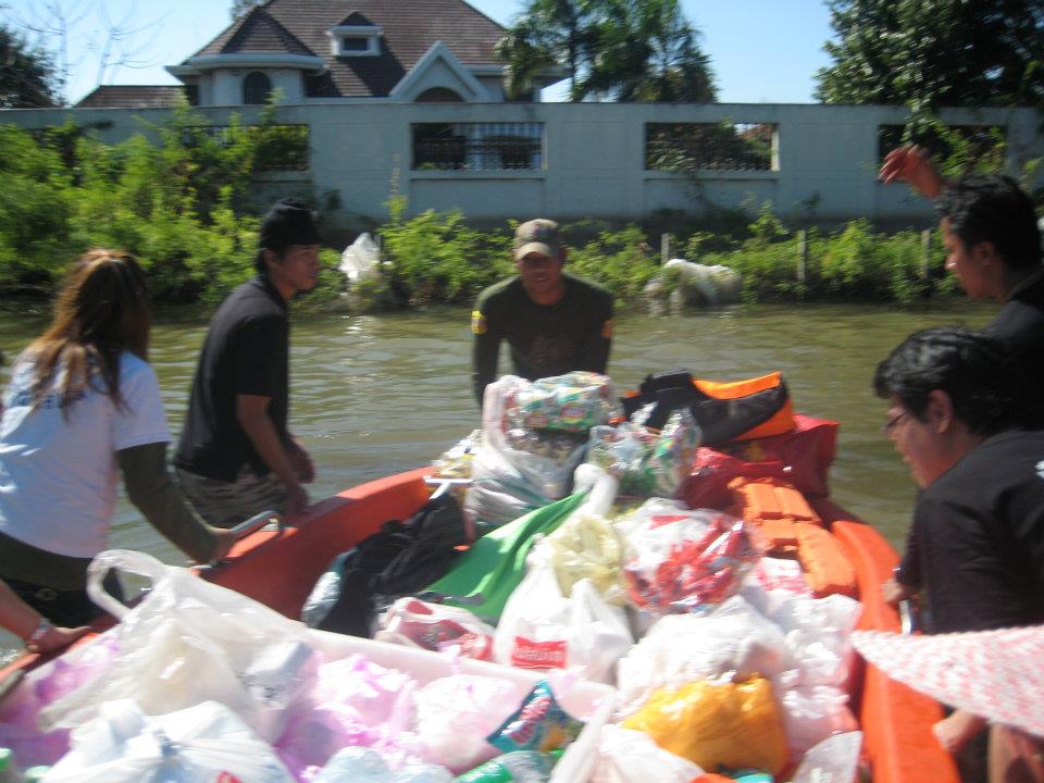 ภาพนำสิ่งของบริจาคไปช่วยเหลือผู้ประสบภัยน้ำท่วม ที่บางบัวทอง บางใหญ่ จ นนทบุรี