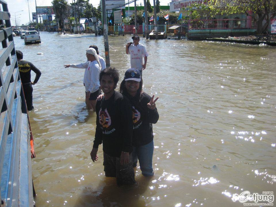 ภาพนำสิ่งของบริจาคไปช่วยเหลือผู้ประสบภัยน้ำท่วม ที่บางบัวทอง บางใหญ่ จ นนทบุรี