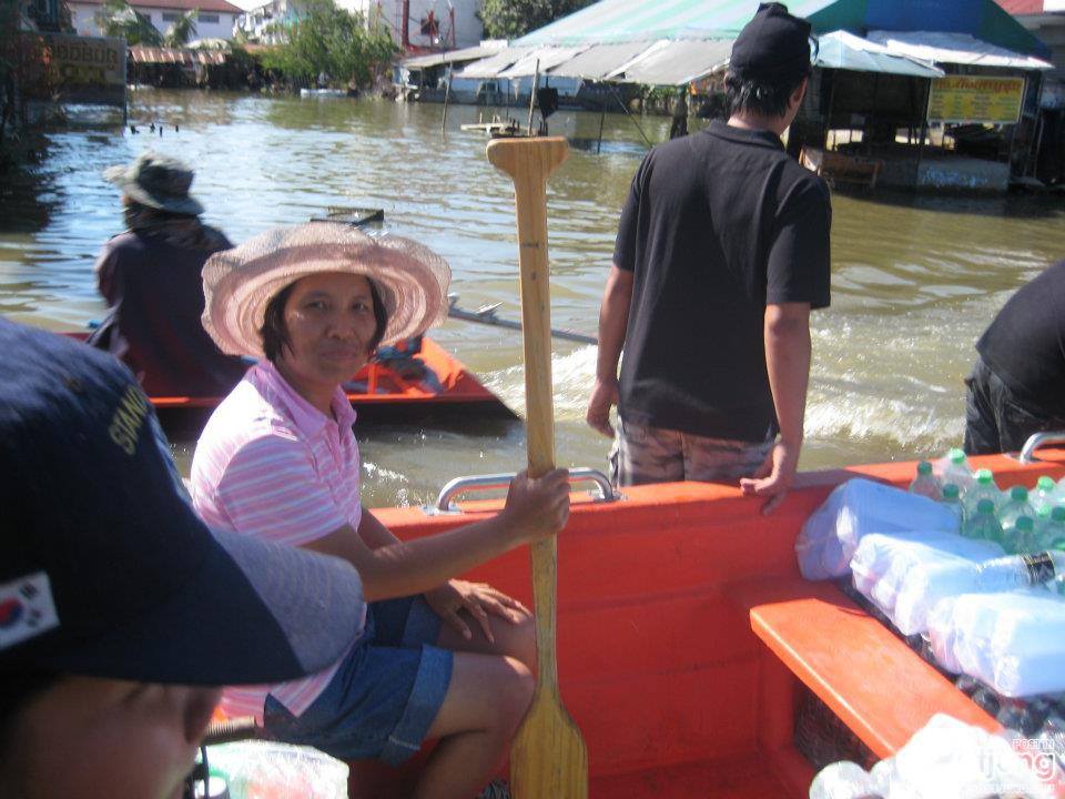 ภาพนำสิ่งของบริจาคไปช่วยเหลือผู้ประสบภัยน้ำท่วม ที่บางบัวทอง บางใหญ่ จ นนทบุรี