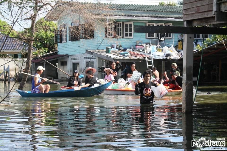 ภาพนำสิ่งของบริจาคไปช่วยเหลือผู้ประสบภัยน้ำท่วม ที่บางบัวทอง บางใหญ่ จ นนทบุรี