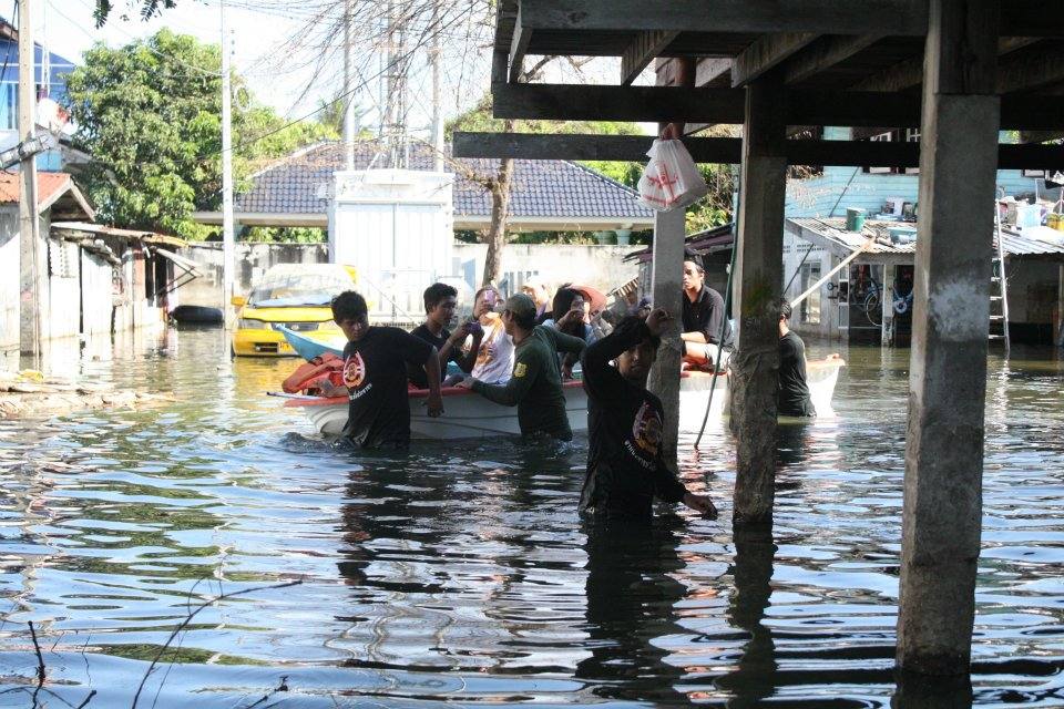 ภาพนำสิ่งของบริจาคไปช่วยเหลือผู้ประสบภัยน้ำท่วม ที่บางบัวทอง บางใหญ่ จ นนทบุรี