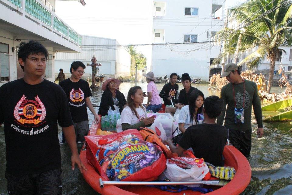 ภาพนำสิ่งของบริจาคไปช่วยเหลือผู้ประสบภัยน้ำท่วม ที่บางบัวทอง บางใหญ่ จ นนทบุรี