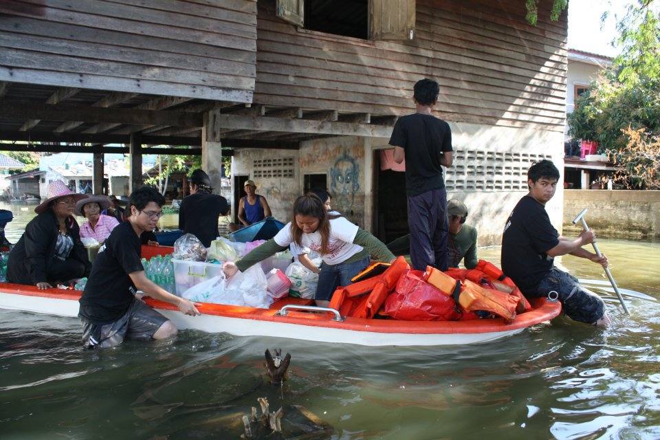 ภาพนำสิ่งของบริจาคไปช่วยเหลือผู้ประสบภัยน้ำท่วม ที่บางบัวทอง บางใหญ่ จ นนทบุรี