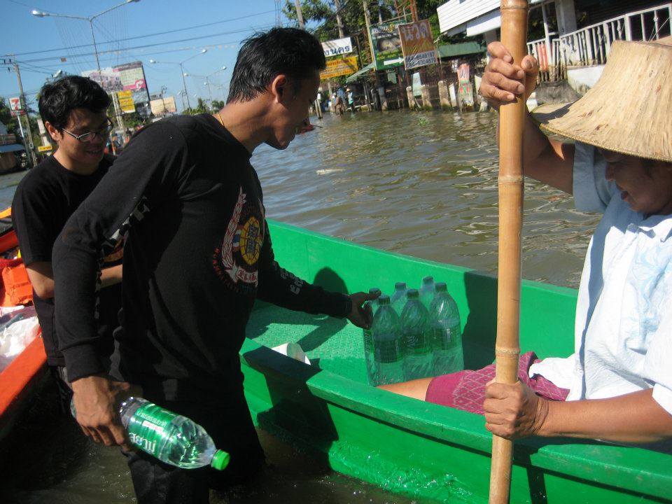 ภาพนำสิ่งของบริจาคไปช่วยเหลือผู้ประสบภัยน้ำท่วม ที่บางบัวทอง บางใหญ่ จ นนทบุรี