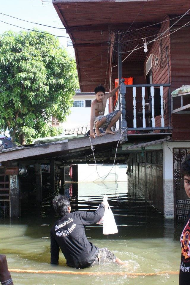 ภาพนำสิ่งของบริจาคไปช่วยเหลือผู้ประสบภัยน้ำท่วม ที่บางบัวทอง บางใหญ่ จ นนทบุรี